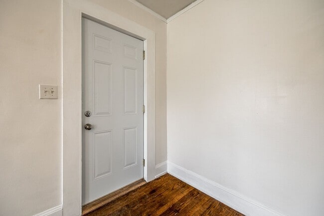 Building Photo - 2 Bedroom 1.5 bath All Brick Ranch in Rock...