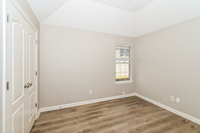 Building Photo - 7850 Fallstone Rd