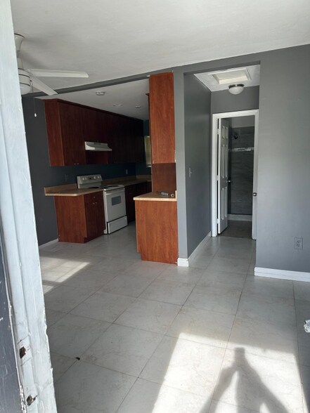 Building Photo - 2131 Hayes St