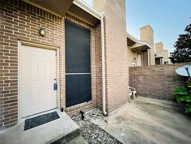 Building Photo - 13892 Hollowgreen Dr