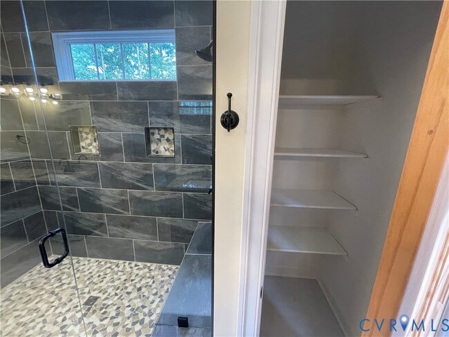 Building Photo - 2948 Pineview Dr