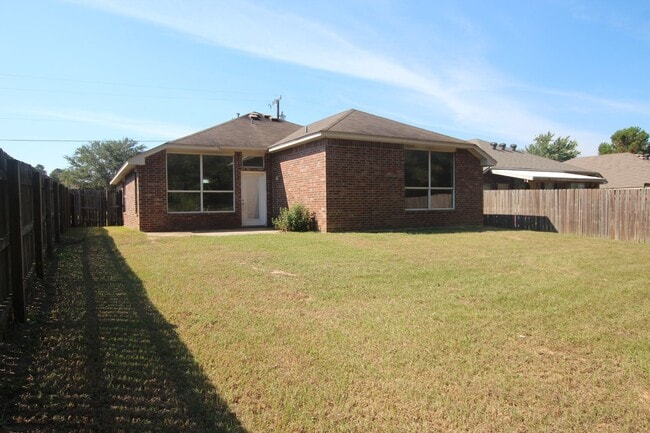 Building Photo - Available! Beautiful 3 bedroom 2 bathroom ...