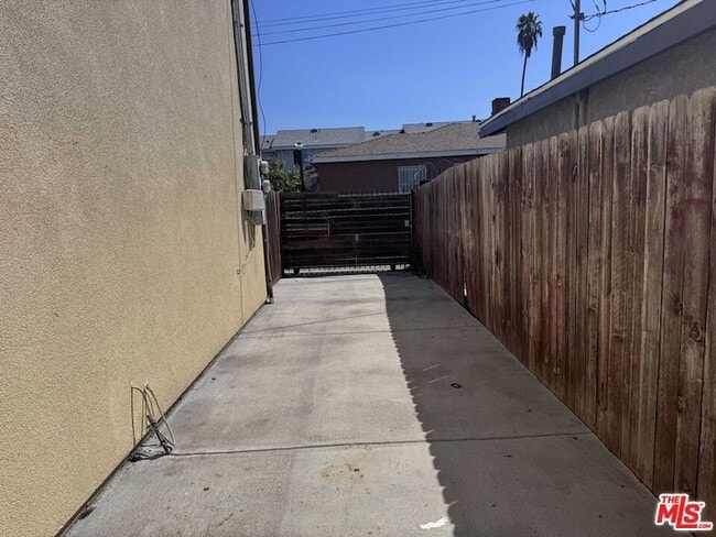 Building Photo - 10218 San Pedro St