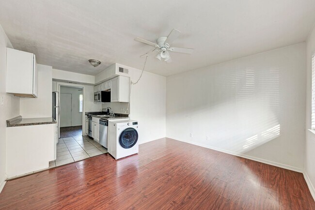 Building Photo - 2 month lease cute 1-1 blocks from campus ...