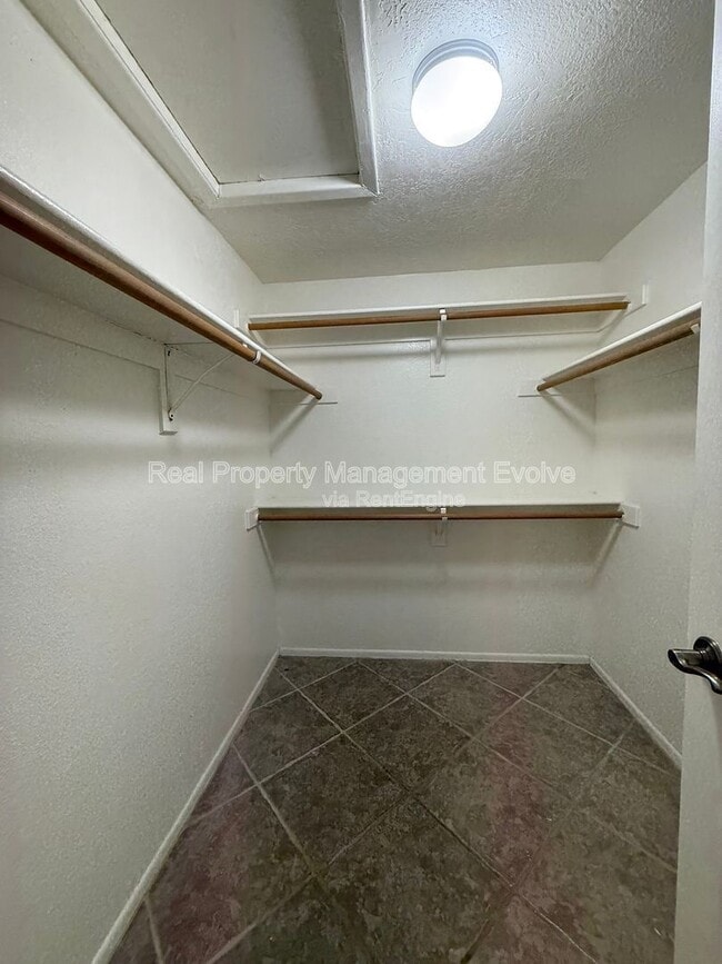 Building Photo - 1007 W Cooley Dr