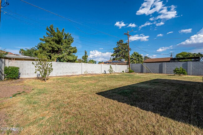 Building Photo - 481 N Sunset Dr