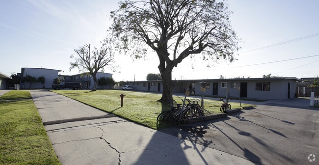 Building Photo - 7800-7900 Athens Cir