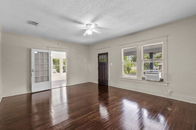 Building Photo - Charming 3 bedroom 1940's bungalow!