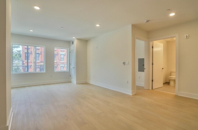 Building Photo - 303 Madison St