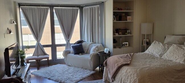 Building Photo - 21 W Goethe St