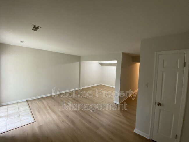 Building Photo - 531 Olde Greenwich Cir