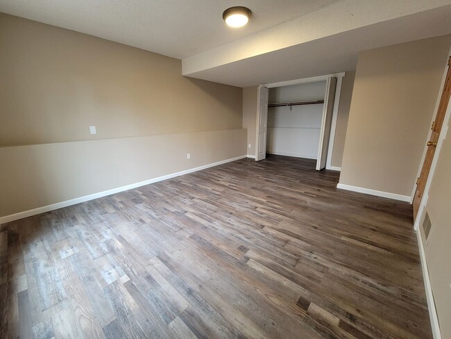 Building Photo - Amazing 3 bedroom home with new paint, mar...