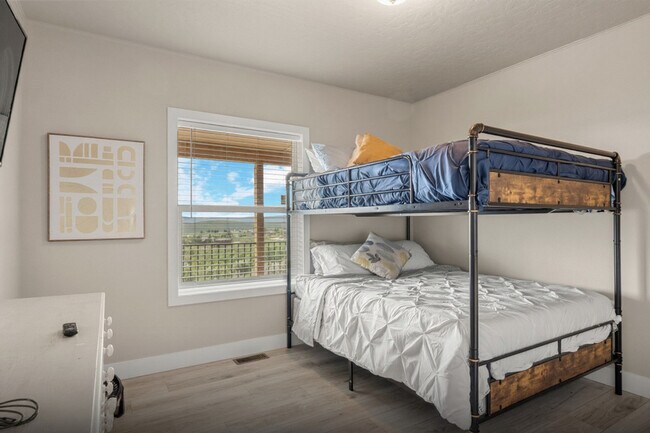 Building Photo - 421 Bluegrass Way