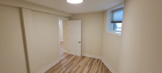 Building Photo - 6119 N Wolcott Ave