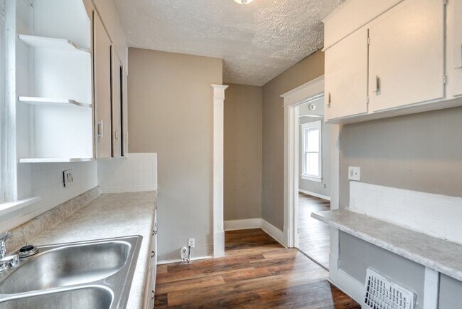 Building Photo - Spacious 3 Bedroom Akron Home