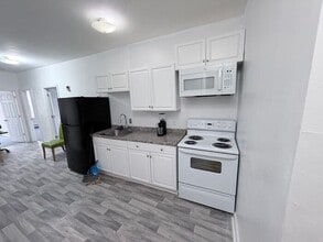 Building Photo - Police and first responders >> Three Beds , and One Bath