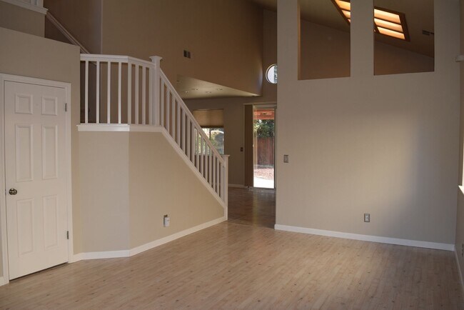 Building Photo - 1608 Poppy Cir