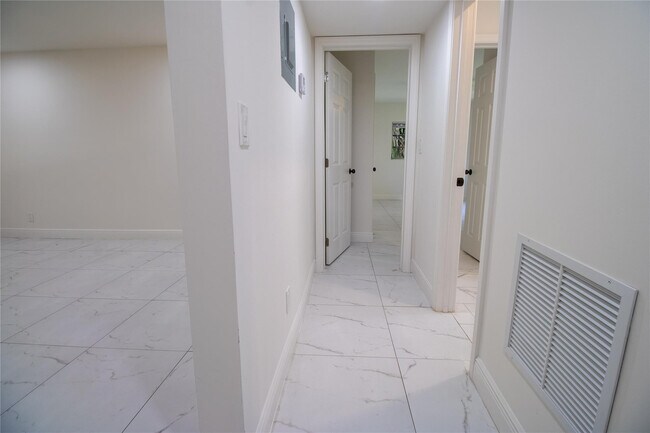 Building Photo - 1423 SW 2nd St