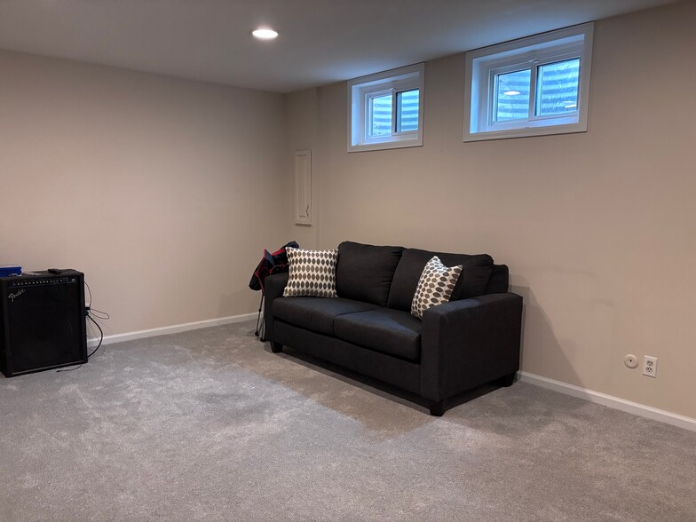 Building Photo - 2433 E Fremont Ct