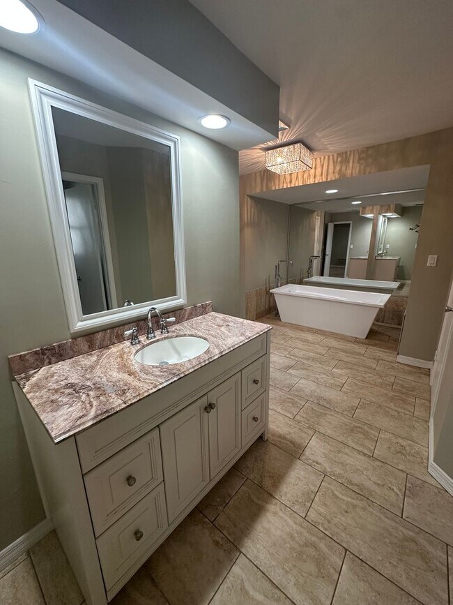 Building Photo - Popular Cathedral Oaks, Elegant Home