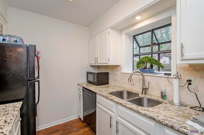 Building Photo - 2BR/2.5BA Corner Townhome – Near Woman’s H...