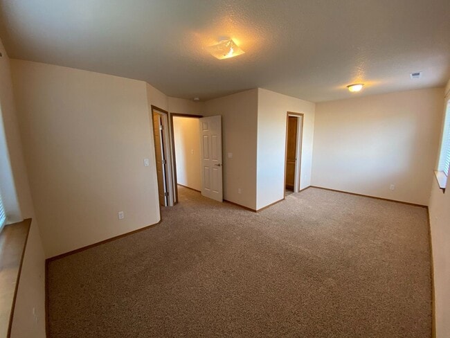 Building Photo - Centrally Located Townhouse w/ Single Car Garage!