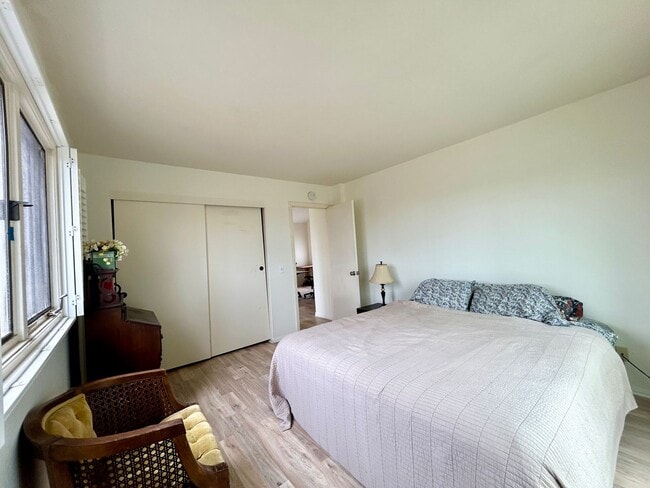 Building Photo - Spacious Beach House in South Oceanside