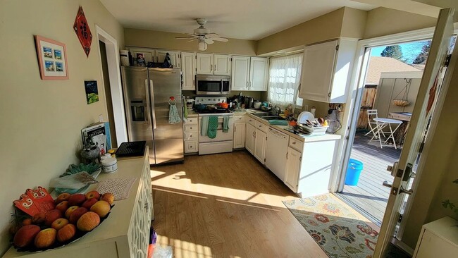 Building Photo - Spacious 4-bedroom, 3.5-bathroom townhome ...