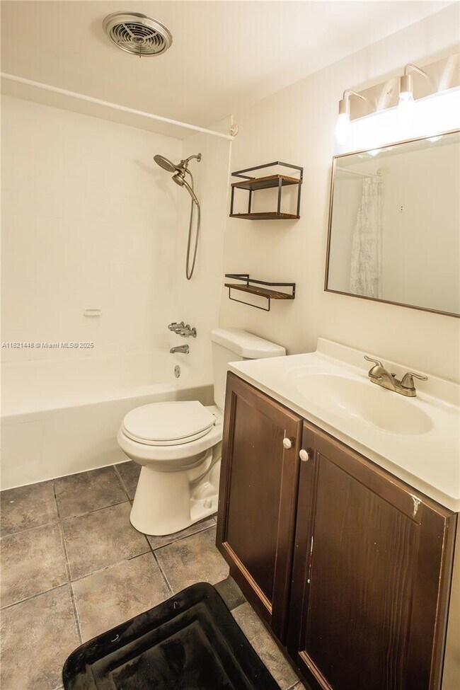 Building Photo - 401 Golden Isles Dr