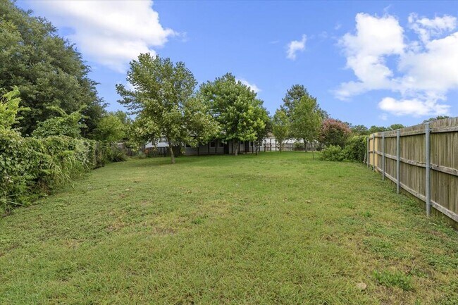 Building Photo - 206 Evergreen Cir