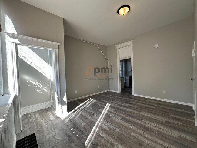 Building Photo - 509 E Commercial Ave