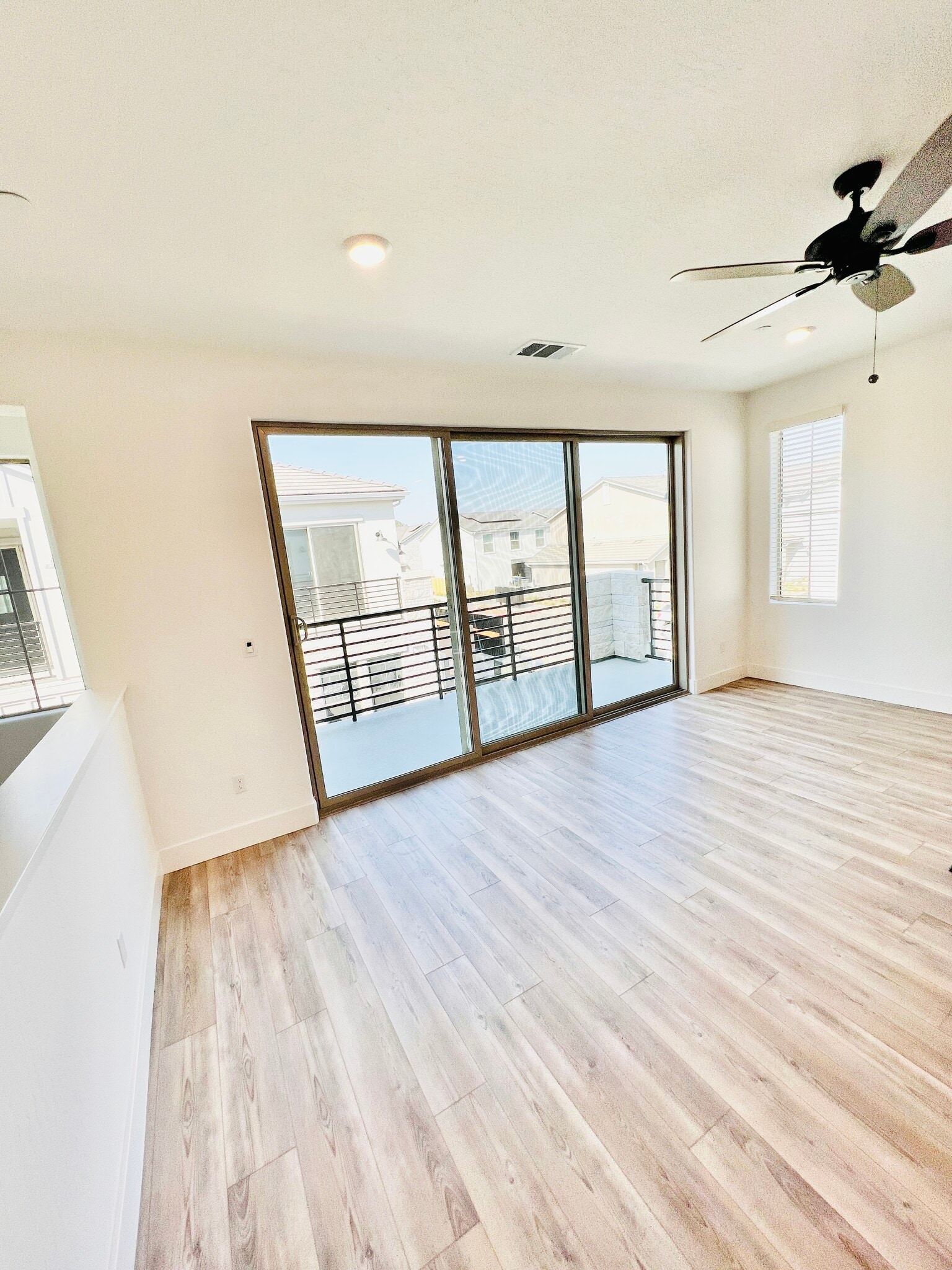 Building Photo - 2821 E Tamarind Dr