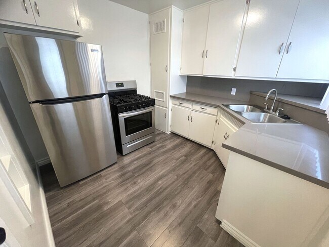 Building Photo - 3757 S Bentley Ave