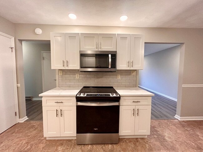 Building Photo - Spacious 4-Bedroom Home with Large Yard & Garage!