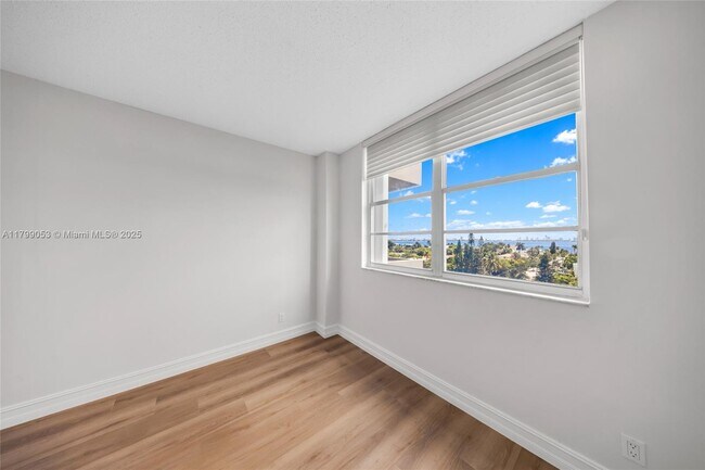Building Photo - 1455 N Treasure Dr