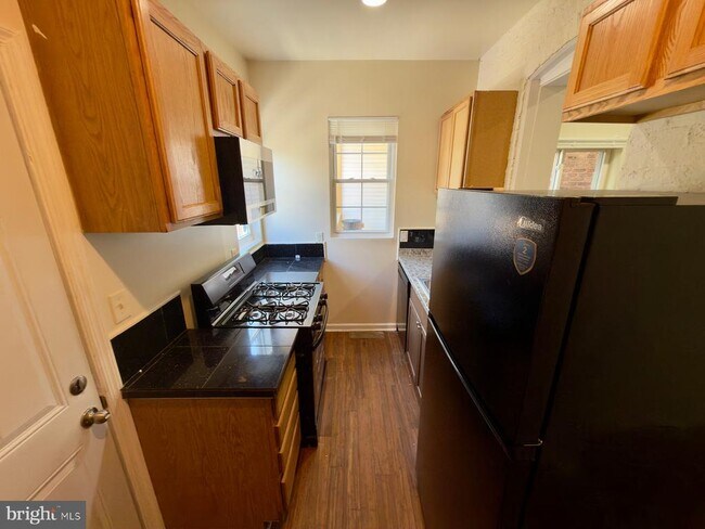 Building Photo - 402 E 28th St
