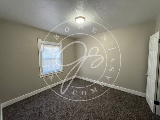 Building Photo - Beautiful 2 Bedroom Lower Duplex