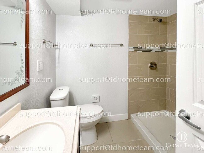 Building Photo - Modern and Spacious Duplex Rental in Tacoma's Desirable Location!