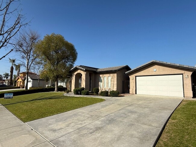 Building Photo - Spacious 4-Bedroom, 2-Bathroom Home in Southwest Bakersfield