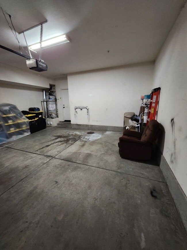 Building Photo - Beautiful two-story townhouse in Fontana G...