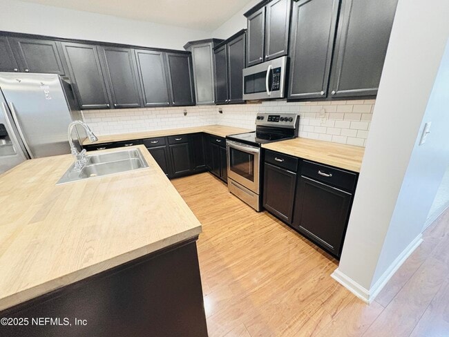 Building Photo - 5950 Round Table Rd