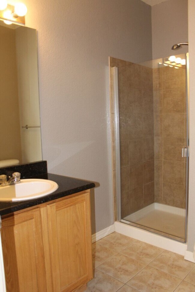 Building Photo - Stonegate Townhouse w/ 3 br/3 1/2 baths!!