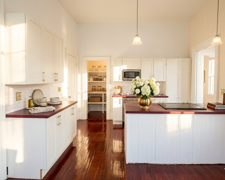 right, spacious and functional kitchen with dining space and walk-in butler pantry - 87 Prospect Ave