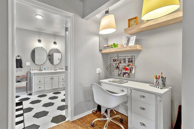 Building Photo - 520 E 17th Ave