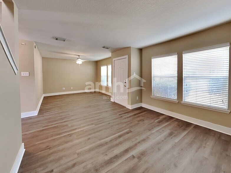 Building Photo - 802 Dragonfly Dr