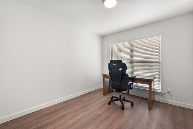 Building Photo - More Space, More Style, Welcome to 2507 Kenwood!