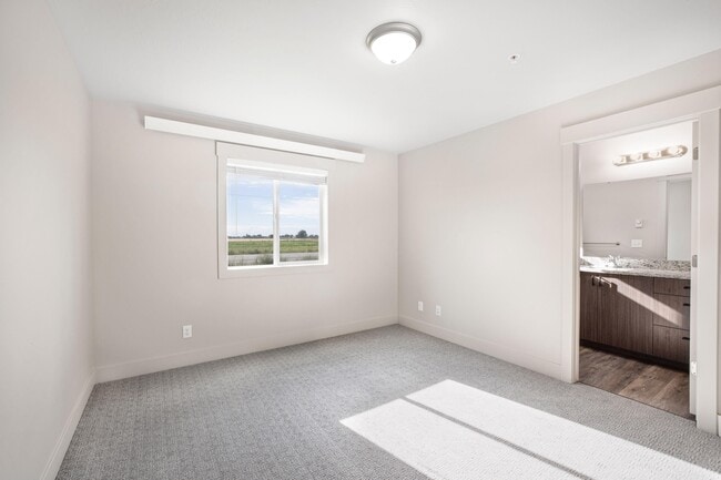 Building Photo - 6066 N Silver Fox Rd