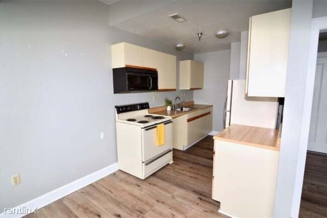 Building Photo - Studio, 1 bath Condo - 230 E 9th St