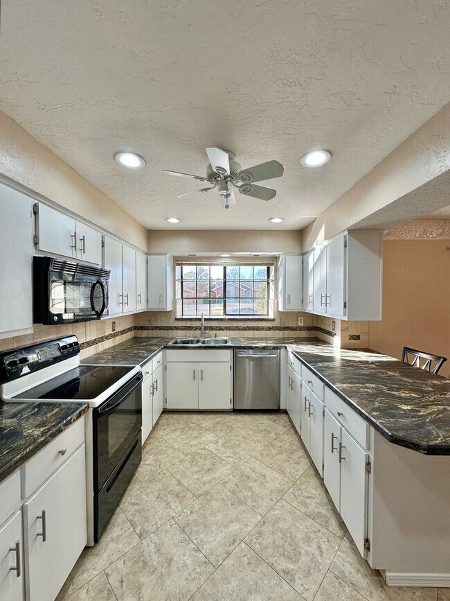 Building Photo - New flooring and paint!