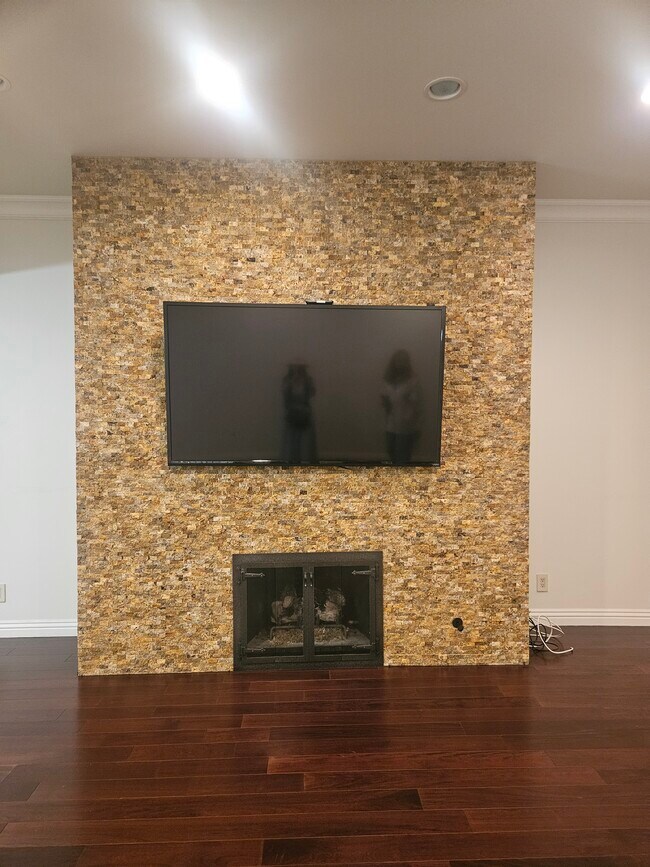 Building Photo - 1880 VETERAN Ave